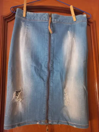 Falda vaquera desgastada
