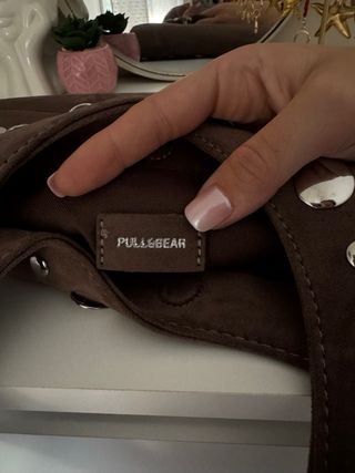 Bolso marrón con tachuelas plateadas