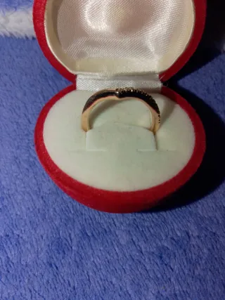 Anillo de oro con circonitas