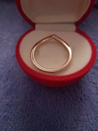 Anillo de oro con circonitas