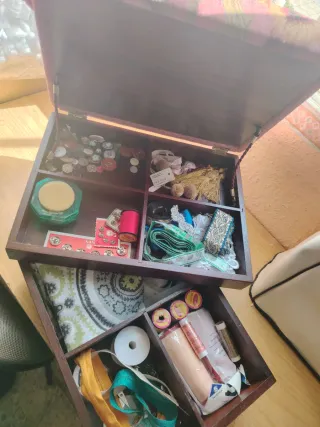 Costurero antiguo madera y tela floral