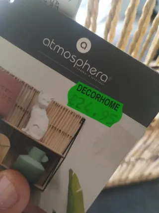 Estantería decorativa de cuerda y madera.