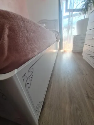 Escritorio infantil blanco con estantería