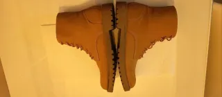 Botas de hombre color mostaza.