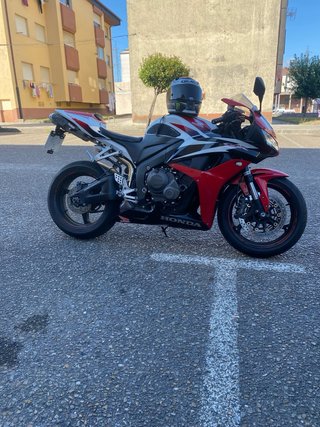 Honda CBR 600RR Sportbike Roja, Blanca y Negra