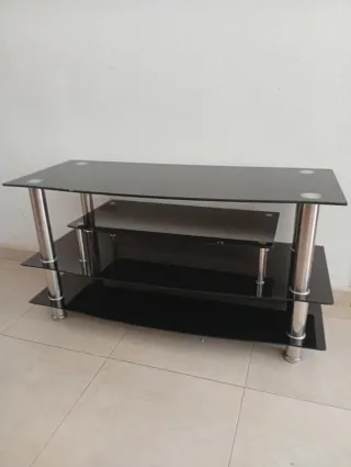 Mesa de cristal y metal para la tv