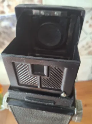 Antigua Cámara de fotos Yashica 635 con trípode