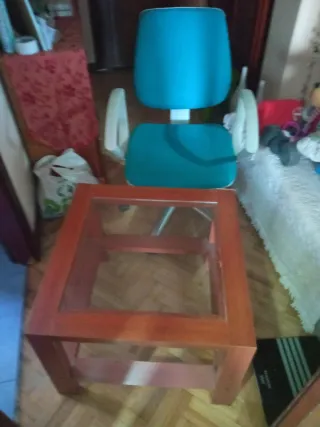 Mesa de centro y silla de oficina azul