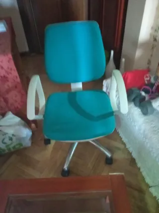 Mesa de centro y silla de oficina azul