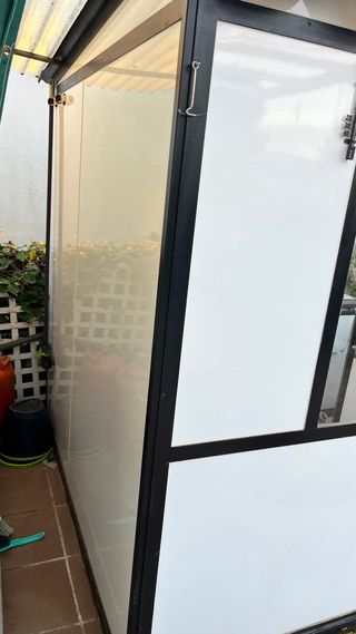 Cocina de exterior con muebles, fregadero y fuegos