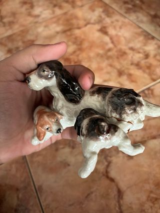Familia de perritos de porcelana