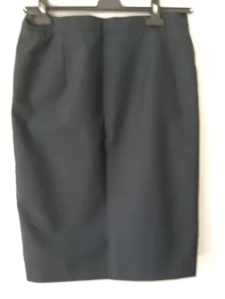 Falda azul marino con forro. Buenísima calidad. !I