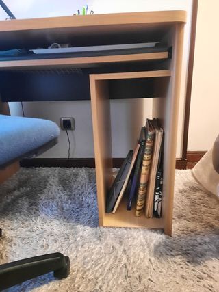 Mesa de estudio de madera y metal