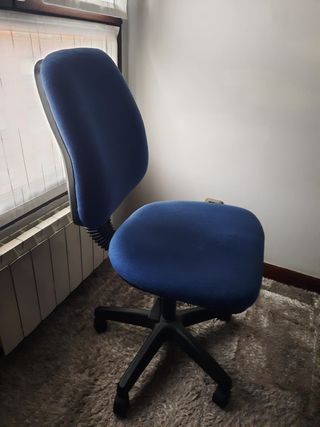Mesa de estudio de madera y metal