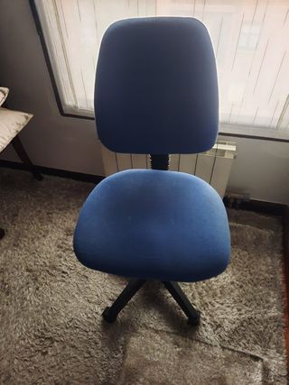 Mesa de estudio de madera y metal