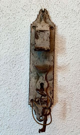 Antigua cerradura rústica de celda hierro forjado