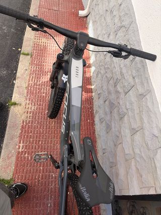 Bicicleta Focus casco y peto incluido en precio