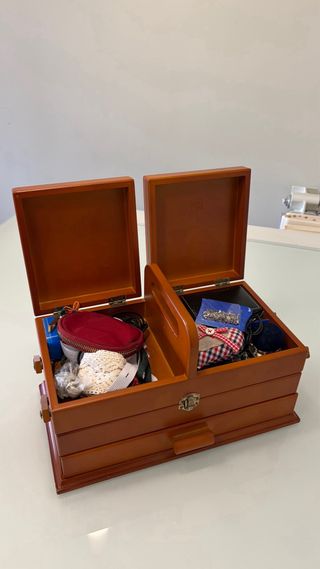 Costurero de madera clásico