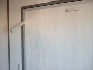 Cama abatible y armarios empotrados