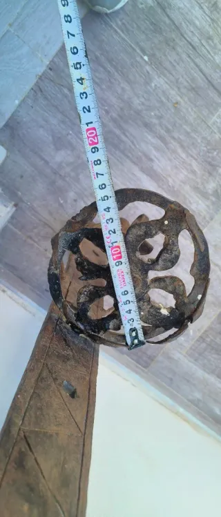 Antiguo velón de hierro fundido