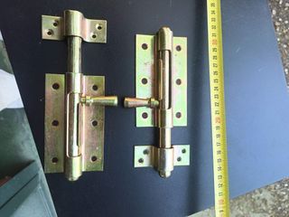 Cerrojos grandes metálicos dorados