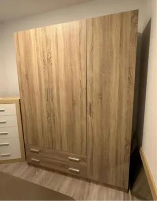 Armario de madera con 3 puertas