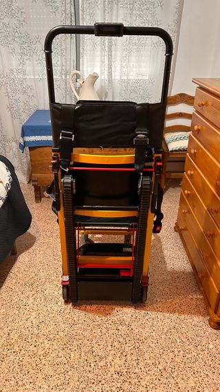 Silla salvaescaleras negra y amarilla