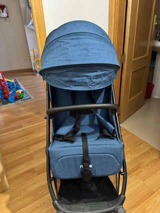 Silla de paseo azul casi nueva. Comoda y ligera.