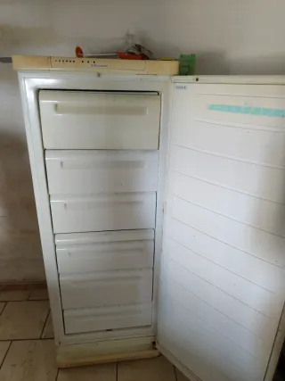 Nevera y congelador vertical con cajones