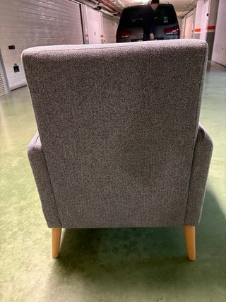 Sillón pequeño tela gris patas madera