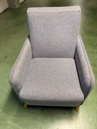 Sillón pequeño tela gris patas madera