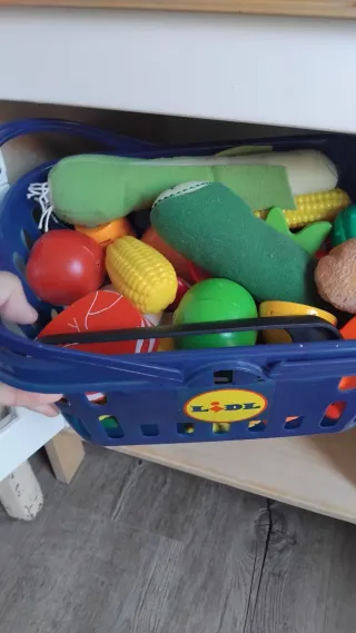 Cocinita de madera y accesorios en perfecto estado