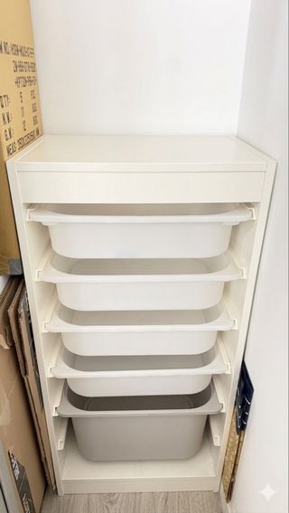 Cajonera de plástico blanca y gris