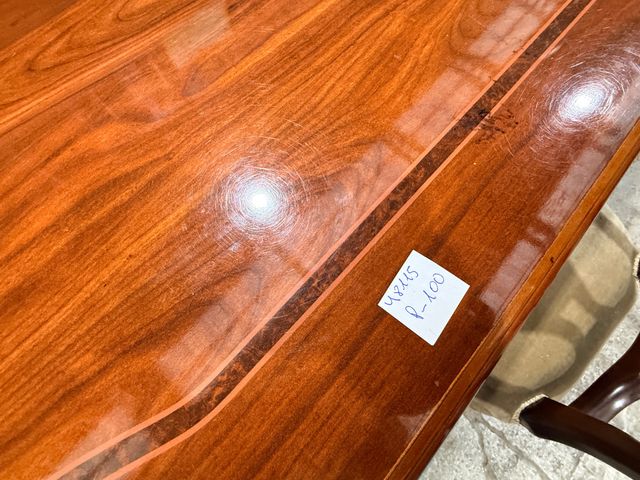 Mesa de comedor de madera