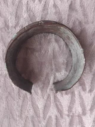 Antiguo Torque Fang Bronce