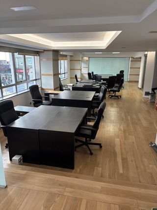 Mesas y sillas de oficina