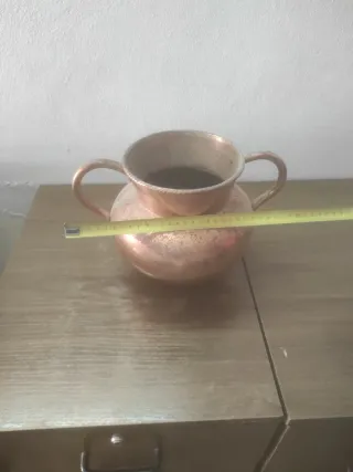 Olla de cobre antigua con asas