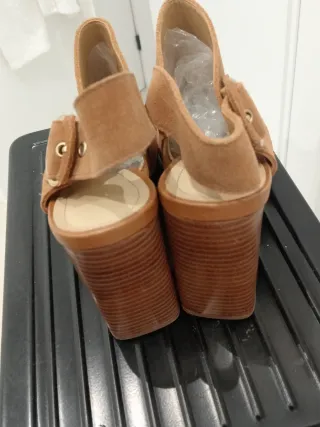 Sandalias de tacón ante color camel