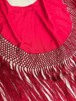 Mantón rojo con flecos de seda
