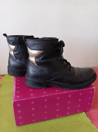 Botas Geox negras con estrellas doradas