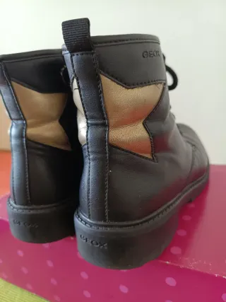Botas Geox negras con estrellas doradas