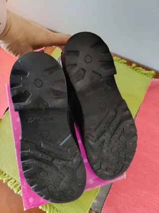 Botas Geox negras con estrellas doradas