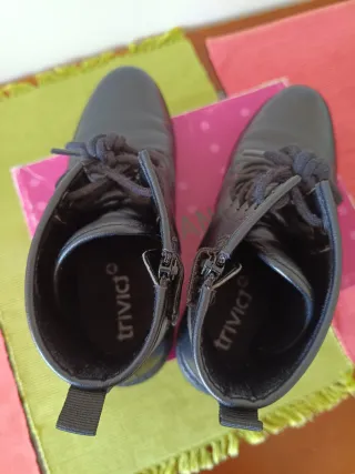 Botas Geox negras con estrellas doradas