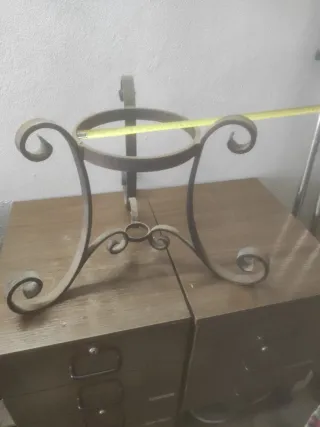Pie forjado artesanal metal y madera