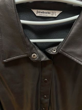 Chaqueta efecto piel Stradivarius negra talla L
