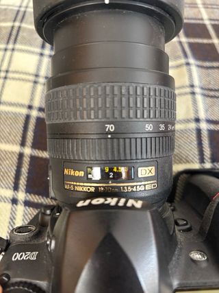 Nikon D200 con objetivo 18-70mm