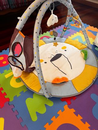 Parque infantil para bebé con juegos