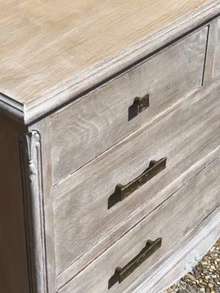 Cómoda antigua en madera lavada