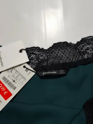 Camiseta verde con encaje negro