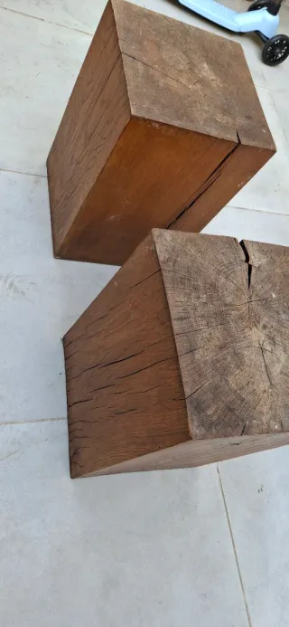 Dos taburetes de madera maciza